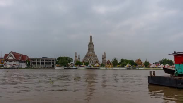 泰国曼谷Wat Arun Ratchawararam庙宇的时间流逝及其在河流中的反射 — 图库视频影像