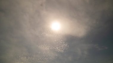 Dolunay, Beyaz Bulutların Üzerinde Gece Gökyüzünde Yükseliyor. Zaman ayarlı. Ay gece bulut uzayında hareket eder. Dolunay ve yıldız bulutların ardında Doğa Zamanı Hızlanıyor