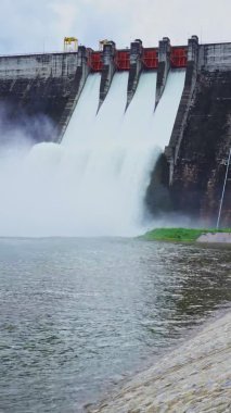 Hidroelektrik baraj geçidi. Kapıdan akan su ve nakhon nayok Thailand, Elektrik ve Doğa Enerjisi Konsepti 'nde Khun Dan Prakan Chon Barajı' nı açın.