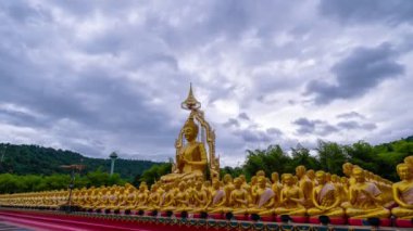 Zaman aşımı Nakhon Nayok 'daki Altın Budist Parkı Tayland