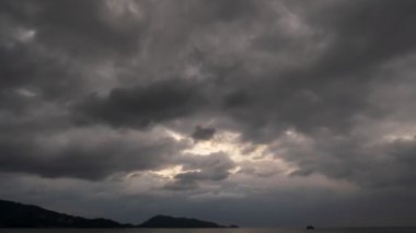 Fırtına bulutlarının ve denizin üzerindeki yağmurun zaman çizelgesi. Karanlık fırtına bulutları video hızlandırılmış fırtınalı yağmur günü bulutları, Doğa Çevresi ve Korkunç Hava Günü 'nü geçiyor.