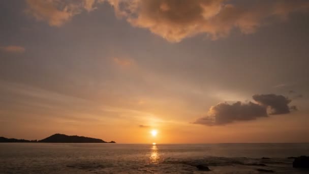 夕阳西下或日出奇景五彩斑斓的壮观风景天空 云彩在天空中飘扬夜晚乌云 夜以继日视频4 K黄金时间 自然与环境的概念 — 图库视频影像