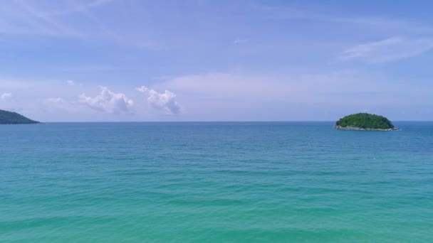 空中俯瞰无人驾驶飞机拍摄的视频飞越热带和人类海景 海浪冲撞沙滩 美丽的海面 清澈的海水 自然和旅行背景 — 图库视频影像