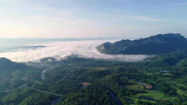 Widok Lotu Ptaka Nad Mglistymi Górami Niesamowite Mgliste Góry Chmury — Wideo stockowe