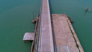 Güzel adaya küçük köprünün hava görüntüsü drone görüntüsü Drone kamerası yukarı, thailand ulaşım görüntüleri arka plan ve seyahat sezonu konsepti