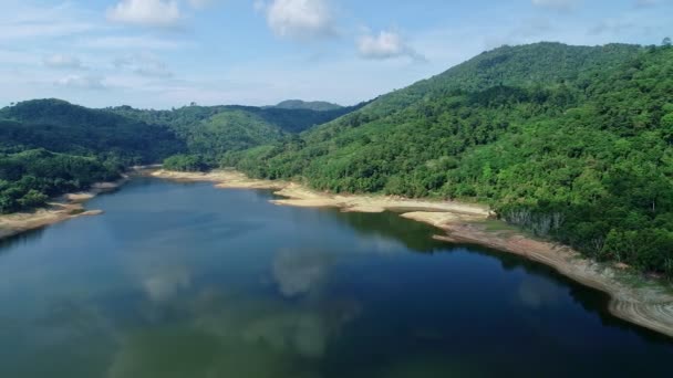 Légi Felvétel Drone Video Vízerőmű Áll Hegyekben Dzsungel Erdők Víz — Stock videók