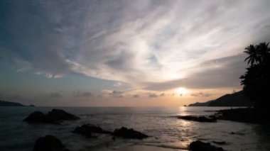 4K İnanılmaz dramatik gündoğumu gökyüzü ya da günbatımı gökyüzü ve tropikal denizde akan bulutlar gökyüzünde sersemletici bulutlar gün batımında gece gündüz akan Zaman Hızı