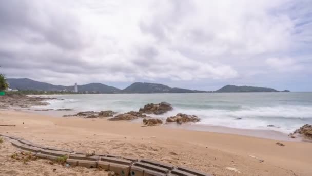 Timelapse Del Mare Oceanico Onde Che Rompono Sulla Riva Rocciosa — Video Stock