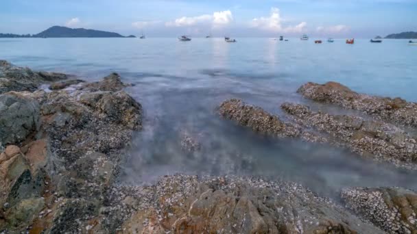 岩場の海岸で波が打ち寄せる海のタイムラプス曇り空の嵐の日に岩で劇的なクラッシュ波を持つ日没の海の水での自然景観 シネマティックなタイムラプスビデオ旅行と自然コンセプト — ストック動画