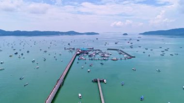 Birçok tekne yatı, uzun kuyruklu balıkçı teknesi, Phuket Tayland Seyahat ve ulaşım endüstriyel konseptiyle Chalong Körfezi 'nin havadan görüntüsü.