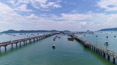 Birçok tekne yatı, uzun kuyruklu balıkçı teknesi, Phuket Tayland Seyahat ve ulaşım endüstriyel konseptiyle Chalong Körfezi 'nin havadan görüntüsü.