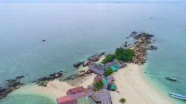 İnanılmaz küçük adanın insansız hava aracı videosu güzel tropikal kumlu plaj manzarası Phang Nga Tayland 'daki Koh Khai Maew Adası' nda birçok kediyle küçük adada yaşıyor.