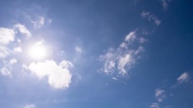 Mavi gökyüzü bembeyaz bulutlar kabarık beyaz bulutlar ve Cumulus bulutları güneşli bir günde, yaz gökyüzü güzel hava gününde beyaz bulutlar açık mavi gökyüzünde akan bulutlar hızlandırılmış zaman arkaplanı