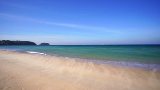 Hermosa Playa Verano Con Cielo Azul Claro Nubes Sobre Mar — Vídeos de Stock