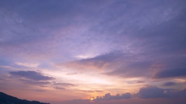 4Kマジェスティックな日没や日の出の風景のタイムラプス自然の光雲の空と雲が消えゆく4Kカラフルな暗い日没の雲映像タイムラプスエピックな雲の景色 — ストック動画