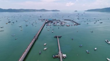 Birçok tekne yatı, uzun kuyruklu balıkçı teknesi, Phuket Tayland Seyahat ve ulaşım endüstriyel konseptiyle Chalong Körfezi 'nin havadan görüntüsü.
