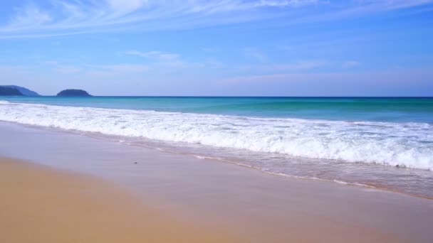 Verão Bela Praia Com Céu Azul Claro Nuvens Sobre Mar — Vídeo de Stock