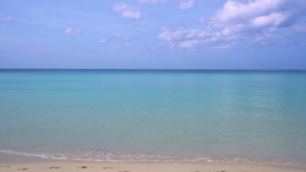 Sommar Vacker Strand Med Klarblå Himmel Och Moln Över Havet — Stockvideo