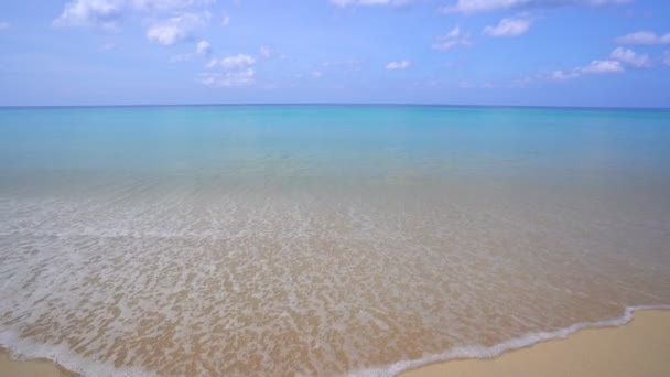 Letnia Piękna Plaża Jasnym Błękitnym Niebem Chmurami Nad Morzem Niesamowita — Wideo stockowe