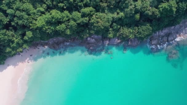 Сверху Вниз Воздушный Вид Тропическое Море Волной Разбивающейся Пустой Каменной — стоковое видео