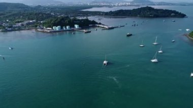 Hindistan cevizi palmiyeli Phuket Tayland 'daki Karon sahilinde tropikal deniz manzarası. Covid-19 Phuket plajı Andaman Denizi' nde ünlü bir turizm merkezidir.