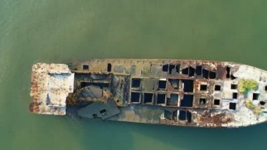 Terk edilmiş geminin üzerindeki İHA uçuşu denize çakıldı.