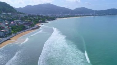 Güzel tropikal deniz kumlu kumlu plajın insansız hava aracı kamerası, Phuket sahilinin yukarısından gelen boş bir kumsala çarpan dalgalar ünlü bir turizm merkezidir.
