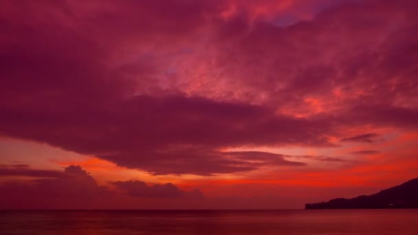 Epickie Tropikalne Chmury Zachodzie Słońca Lub Wschodzie Słońca Nad Morzem — Wideo stockowe