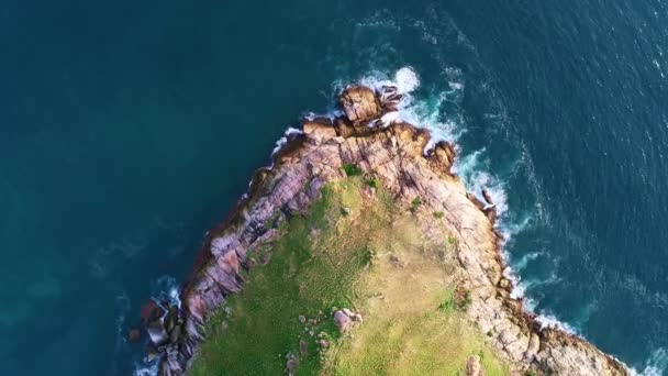 从高空俯瞰热带海 海浪冲撞在蓝海空旷的岩石悬崖上 美丽的海面航空景观无人驾驶飞机射击 高角度的海洋景观 — 图库视频影像