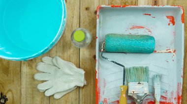 Evdeki ahşap arka planda duvar boyamak için araç seti.