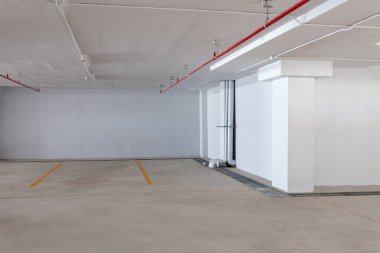 Dairenin ya da iş yeri binasının ya da süpermarketin içinde boş yeni bir otopark..
