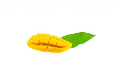 Beyaz arka planda yeşil izinli mango meyvesi.