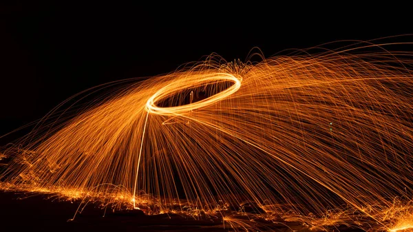 Fuego Oscilante Lana Acero Giratorio Luz Fotografía Con Reflejo Agua —  Fotos de Stock