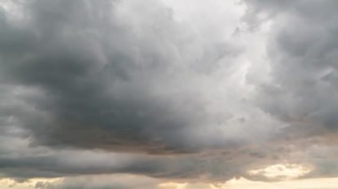 İnanılmaz Zaman Hızı kara fırtına bulutları Gökyüzü ve siyah gri fırtına bulutları. Kara fırtınalı bulutlarda dramatik gökyüzü ve aydınlık gün batımı. Gün batımında güzel doğa fırtınası bulutlarını hızlandırıyor. Korkunç bir hava.