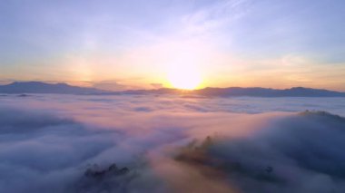 Şafak vakti gökyüzünde ya da günbatımında, doğa manzarası manzarasında inanılmaz bir sis denizi.