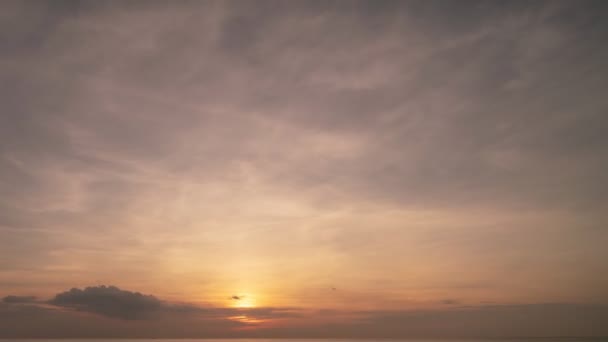 Удивительные Облака Величественный Восход Солнца Драматический Закат Неба Над Морем — стоковое видео