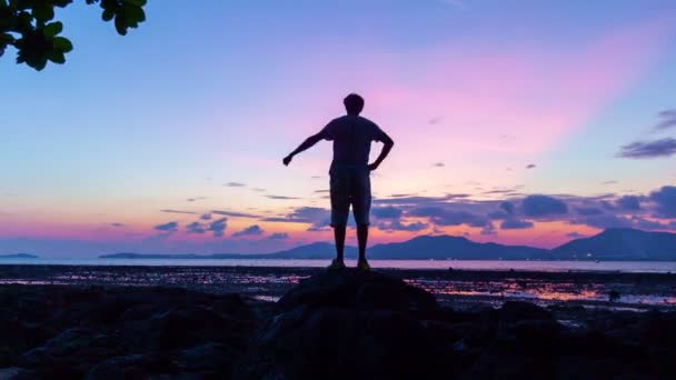 Timelapse Man Stående Klippan Och Göra Hand Olika Gester Havet — Stockvideo