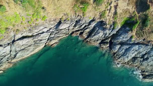 Mavi Bir Okyanustaki Deniz Kıyısı Kayalarının Tepesindeki Hava Aracı Kamerası — Stok video