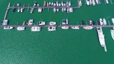Marinadaki tekne ve yatların havadan görünüşü. Yat parkı, yat limanı ve yelkenli iskeleye demirli, Phuket Adası 'ndaki İHA kamerasıyla havadan izleniyor.
