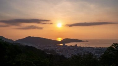 Gökyüzü zamanı hızla bulutların batışı ya da gündoğumunun arkaplanı. Gün batımının akışı. Doğanın inanılmaz ışığı.
