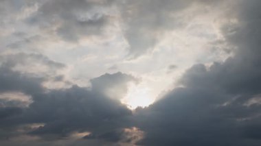 Film B Roll Zaman Çizelgesi Gökyüzü ve Kara Gri Fırtına Bulutları ve Kara Fırtınalı Bulutlar Gün batımında fırtına bulutları Korkunç Hava Gününde