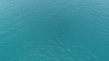 Top View Aerial View Drone video dalgaları çekti ve açık tropikal denizde dalgalanıyor, üst görünüm deniz kenarı, Phuket Tayland 'da Güneşli Yaz Günü' nde okyanusta köpürme ve sıçrama.