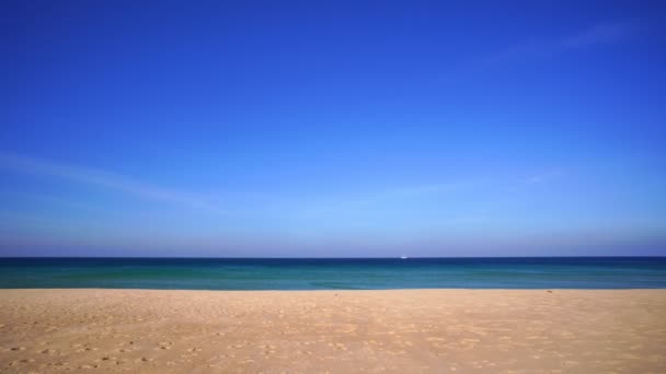 Phuket Karon Strand Der Ozeanwellen Kracht Gegen Einen Leeren Sandstrand — Stockvideo