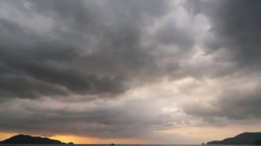 Günbatımında ya da deniz üzerinde gün doğumunda destansı tropikal bulutlar Güneş, altın saatinde ufka dokunur Okyanus 'un inanılmaz deniz manzaralı günbatımlarında kızıl gökyüzüne