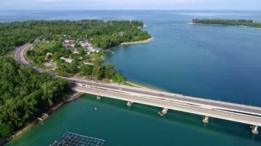 Sarasin Köprüsü 'nün üzerinde uçan insansız hava aracı Phuket Tayland bu köprü Phang Nga.taşımacılık kamera geçmişi ve seyahat sezonu konseptini birbirine bağlıyor.