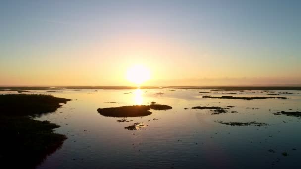 Prachtige Luchtfoto Natuurbeelden Van Prachtige Zonsondergang Zonsopgang Boven Meer Met — Stockvideo