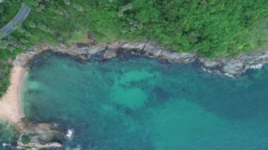 Hava manzaralı Drone Dağ zirvesinin deniz manzaralı muhteşem tropikal dağlar ve okyanus dalgaları kayalık bir dağın yüksek uçurumunda kırılıyor