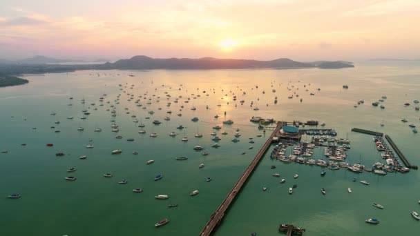 Veduta Aerea Drone Video Girato Sorvolando Chalong Molo Yacht Marina — Video Stock