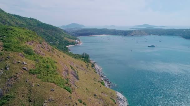 Flygfoto Drönare Flytta Stranden Och Vågor Träffar Stenar Fantastisk Hög — Stockvideo