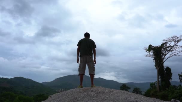 Молодой Азиат Покорил Вершину Прыгает Гору Счастьем Концепцией Достижения Успеха — стоковое видео